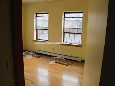 Jamaica Plain Spacious 1 bed 1 bath available NOW on Centre St in Boston! Boston - $2,400